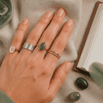 Main ornée de bagues, bague au doigt signification