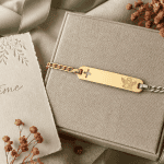 gourmette pour bapteme en or et argent sur boîte avec fleurs