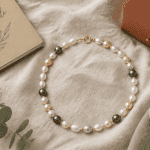 perle en collier sur tissu lin