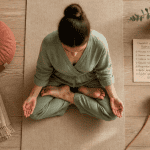 position lotus sur tapis yoga avec checklist