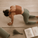 posture du chat en yoga sur tapis beige