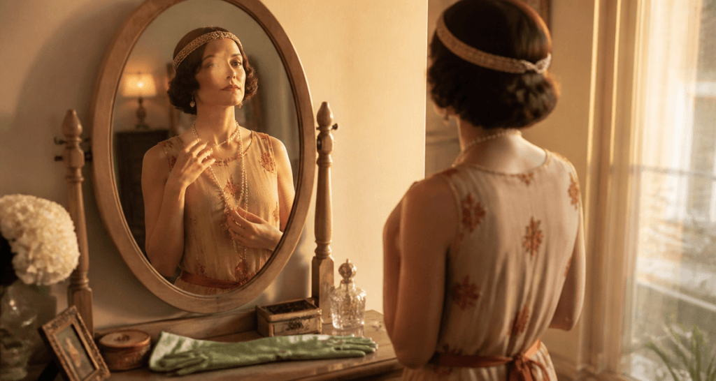 tenue 1920 femme devant coiffeuse vintage