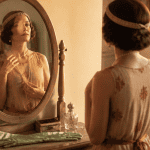 tenue 1920 femme devant coiffeuse vintage