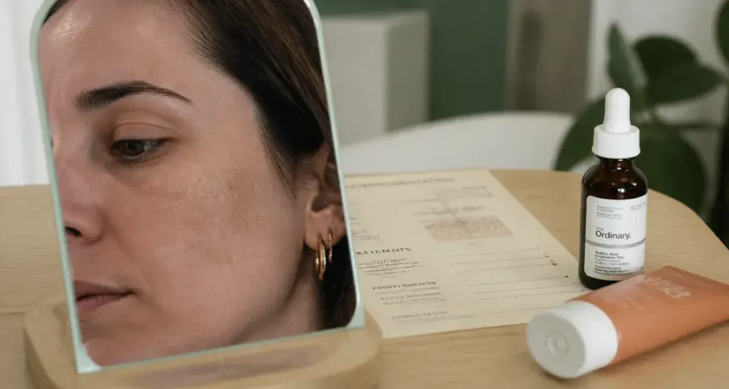 Comment enlever les taches brunes sur le visage : soins et SPF 50