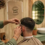 Coupe homme tendance taper fade en salon de coiffure