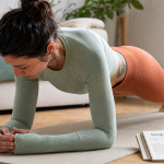 Gainage planche avant apres, femme sur tapis de yoga, posture gainée