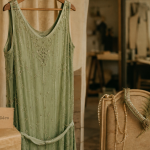 Robe année 20 Gatsby, coupe droite vert sauge et perles