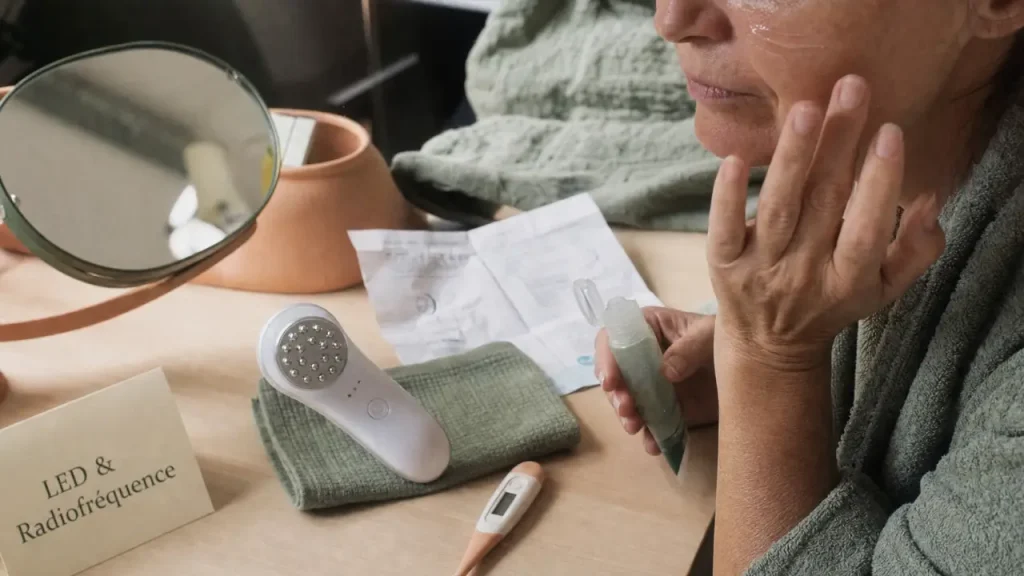 Appareil anti-rides avis dermatologue : LED et radiofréquence sur peau