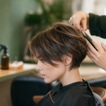 Coupe courte cheveux fins et clairsemés : pixie souple volumisant au salon
