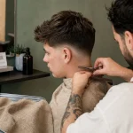 Coupe garcon 2024 : dégradé américain net sur cheveux texturés