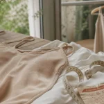 Fond de robe beige microfibre pour éviter la transparence