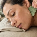Gua sha : avis dermatologue, pierre jade sur joue, risques et bénéfices plausibles