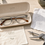 Lukkas lunettes titane et acétate, packs de verres sur table
