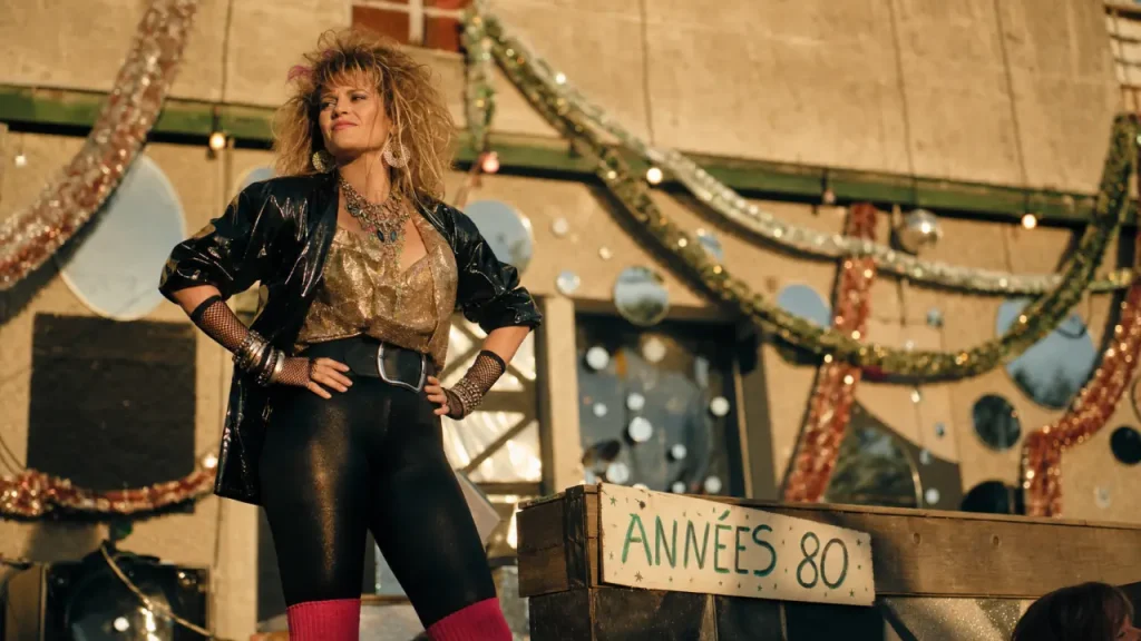 Tenue année 80 femme : fluo rose, gants résille, vinyle et lurex