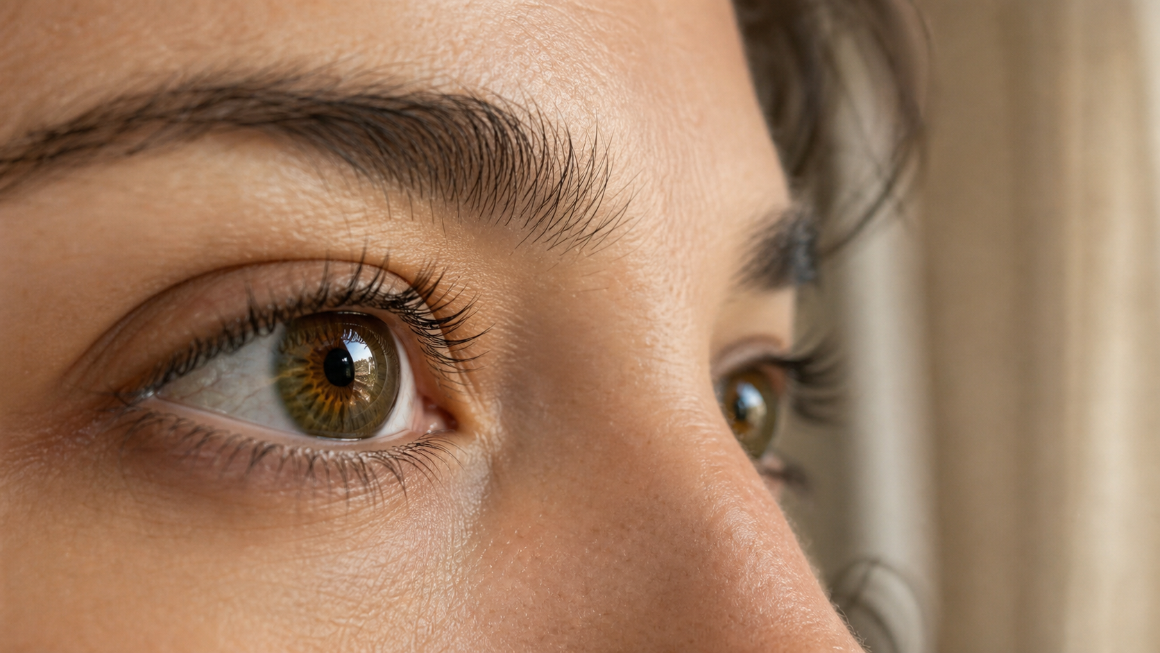 Yeux marron vert : gros plan sur iris noisette et reflets verts