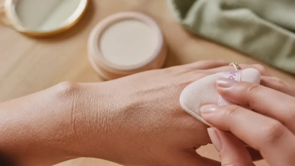 Houpette maquillage : les gestes qui évitent les traces et l’entretien à 30°C maximum