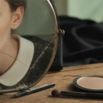 Maquillage mercredi addams : teint porcelaine et khôl 24h